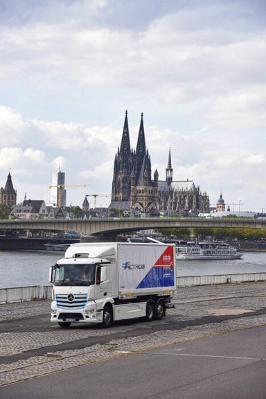 Second eActros test phase gathers speed:  Mercedes-Benz electric truck starts work at Remondis in Cologne