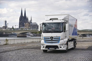 Zweite eActros Testphase nimmt weiter Fahrt auf: Mercedes-Benz E-Lkw startet bei Remondis in Köln