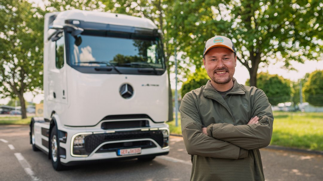 Tobias Wagner vor einem Mercedes-Benz eActros 600