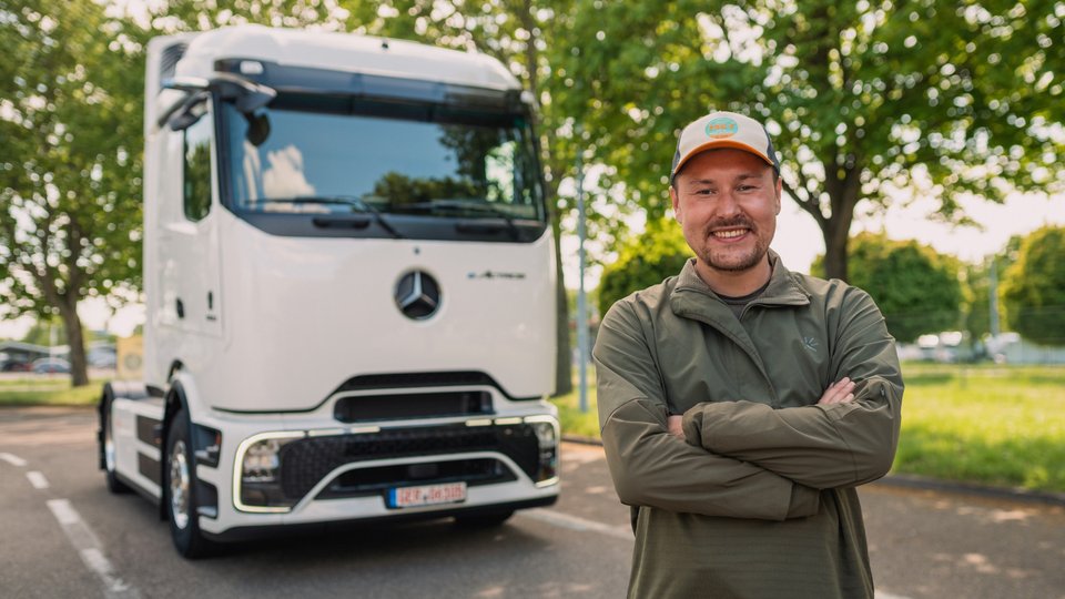 Tobias Wagner vor einem Mercedes-Benz eActros 600