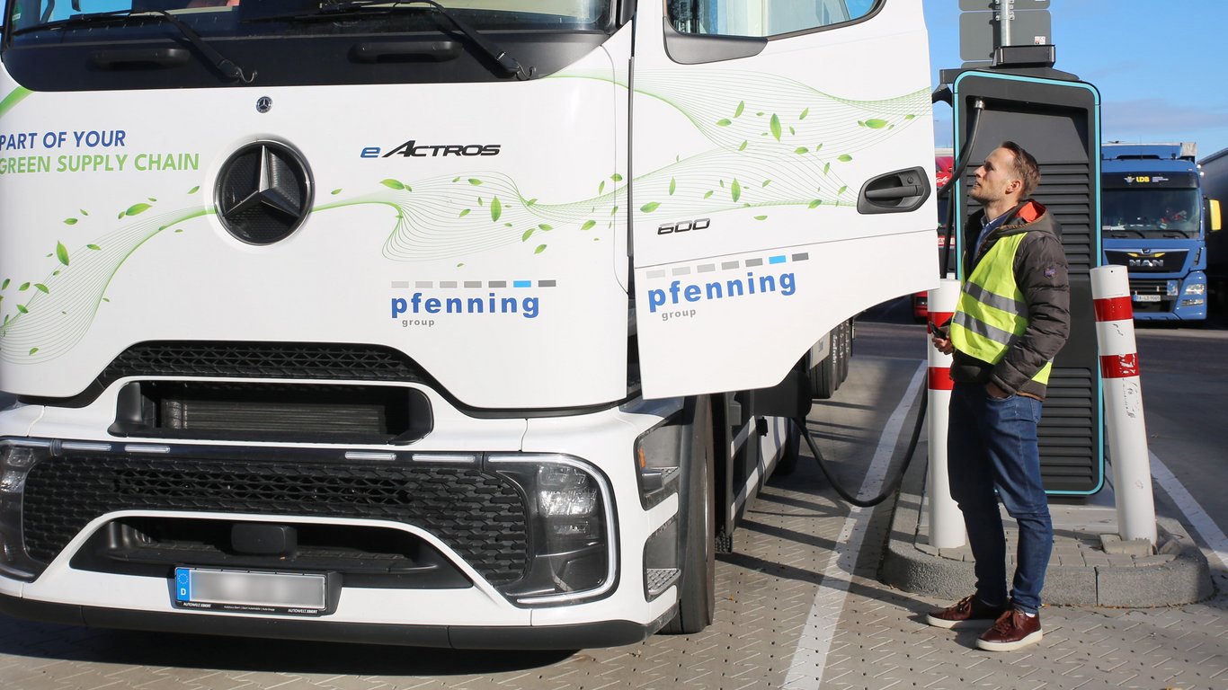 Mercedes-Benz eActros 600 im Ladeprozess