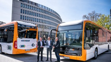 rnv bauen E-Buslinien weiter aus: Übergabe von 15 eCitaro für Ludwigshafener Innenstadtverkehr, weitere 15 eCitaro folgen