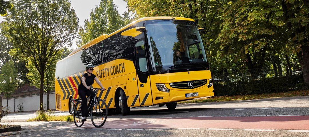 Mercedes-Benz Safety Coach mit Radfahrer
