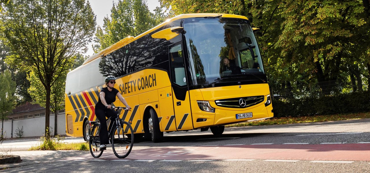 Mercedes-Benz Safety Coach mit Radfahrer