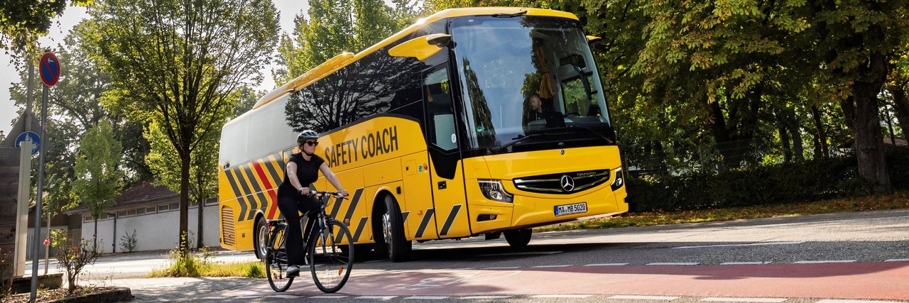 Mercedes-Benz Safety Coach mit Radfahrer