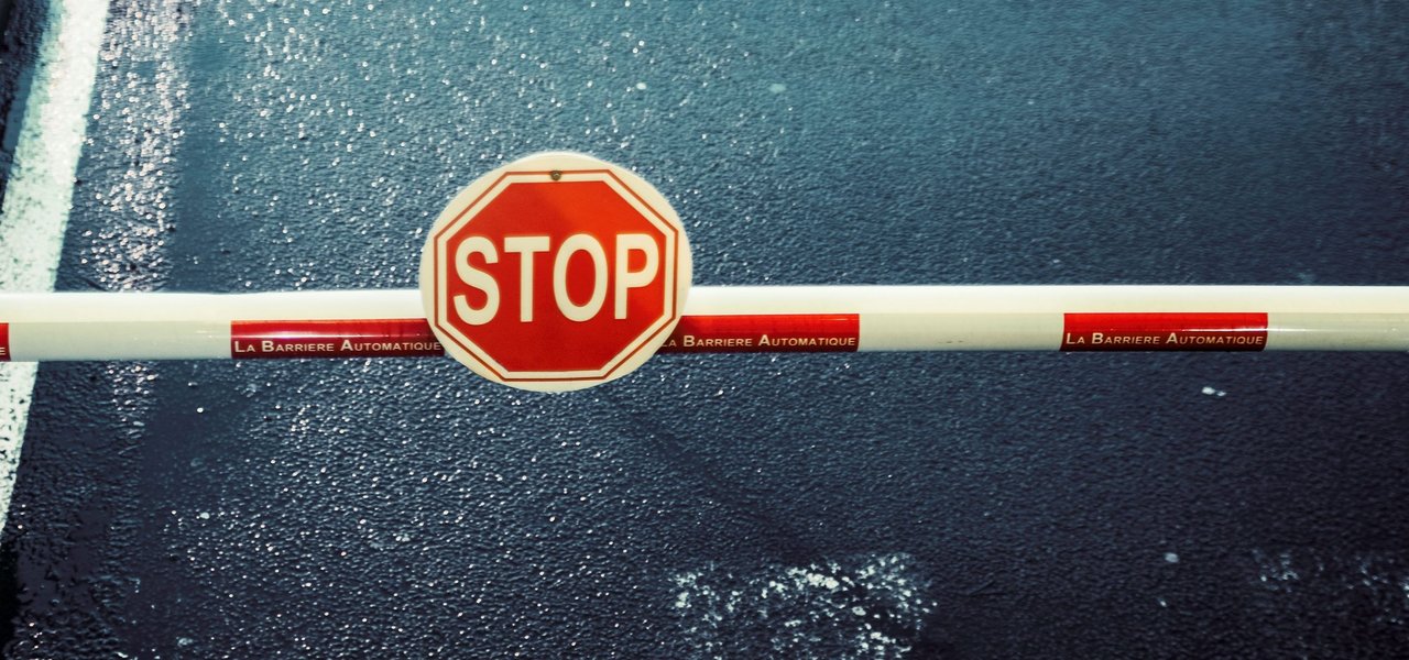 Schranke mit Stopp-Schild