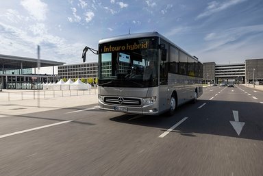 Der kompakte Überlandbus Mercedes-Benz Intouro K hybrid