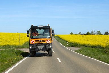 Mit neuem UNI-TOUCH Bediensystem täglich im Einsatz: Weiterer Unimog Geräteträger im Wertheimer Fuhrpark