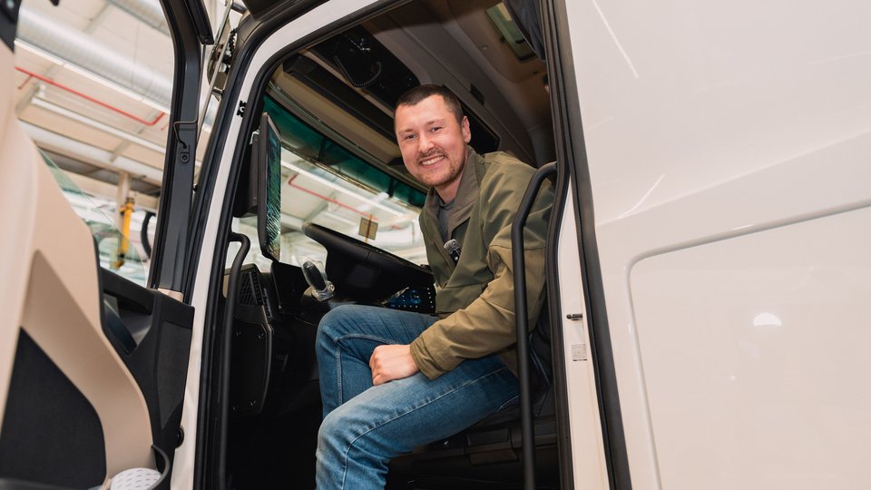 Tobias Wagner sitzt in einem eActros 600