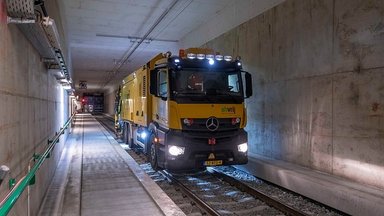 Wie ein riesiger „Staubsauger“ - Mercedes-Benz Actros auf Schienen reinigt Gleisbett in den Niederlanden und Belgien