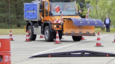 Sternstunde bei der ersten Deutschen Schneepflugfahrer-Meisterschaft: Mercedes-Benz Unimog ist „Schneepflug-Star“