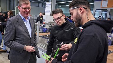Till Oberwörder, CEO Daimler Buses, begrüßt neue Auszubildende und dual Studierende in Neu-Ulm