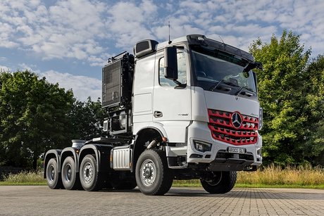 Market launch in Japan: Mercedes-Benz Trucks heavy-duty transporter Arocs and Actros models now available
