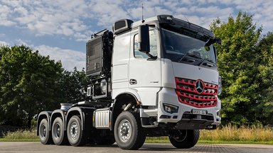 Market launch in Japan: Mercedes-Benz Trucks heavy-duty transporter Arocs and Actros models now available