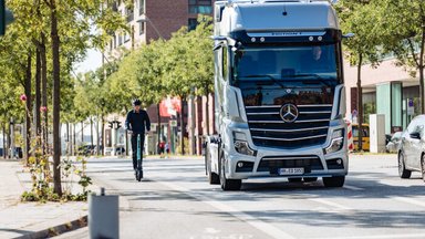 E-Roller auf dem Radar mit dem Mercedes-Benz  Abbiege-Assistent