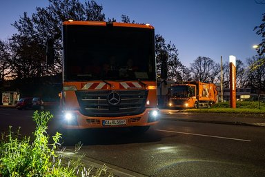 Morgens bleibt es leise in Karlsruhe – 18 neue batterieelektrische Mercedes-Benz eEconic für die Abfallentsorgung