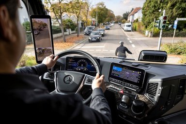 Sehen, wo der Mensch nicht hinsieht – Mercedes-Benz Trucks setzt auf intelligente Assistenzsysteme zum besseren Schutz von Radfahrenden und Fußgängern