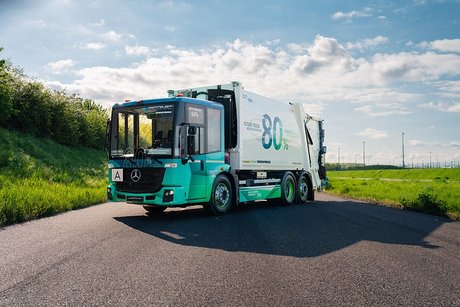 Zweispurig zur Kreislaufwirtschaft: Mercedes-Benz Trucks zeigt den reECONIC – ein batterieelektrisches Fahrzeug mit recycelten Materialien