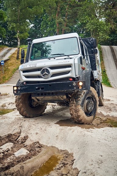 Mercedes-Benz Trucks: Baupower auf jedem Terrain