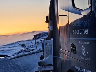 Premiere am Polarkreis: eActros 600 von VEGA besteht eNordkapp Challenge als erster batterieelektrischer Sattelzug