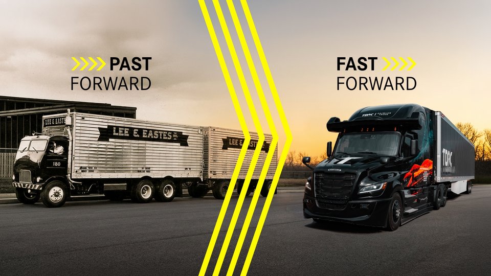 [Translate to English:] Daimler Truck "Past forward. Fast forward": Historic Freightliner and Autonomous Truck