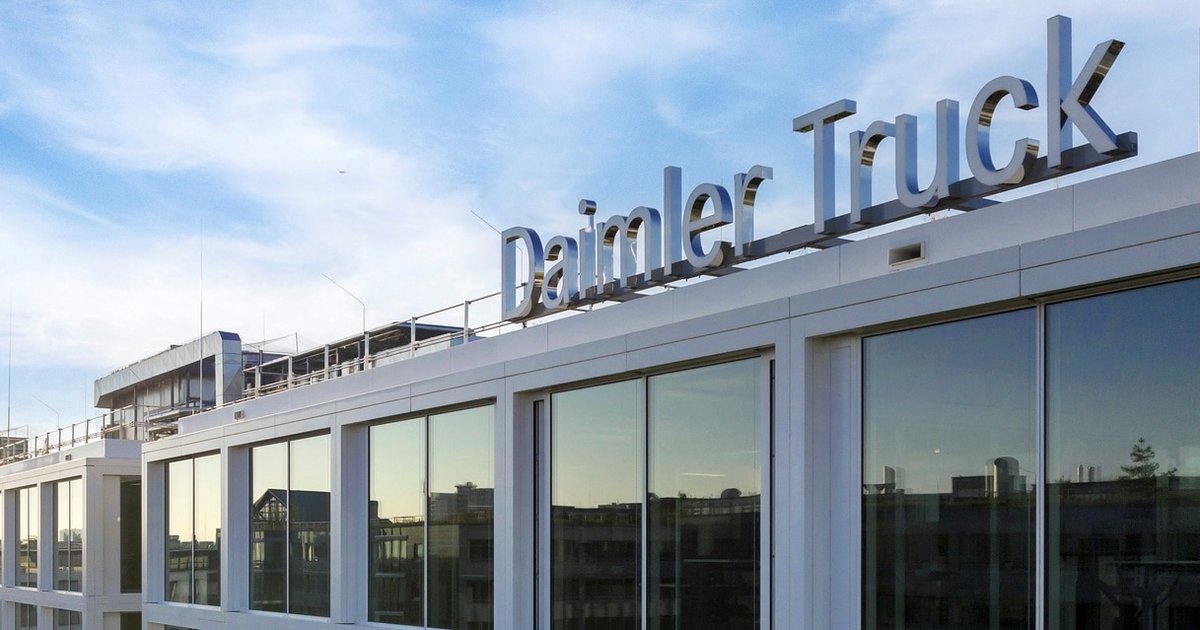 Daimler Truck with strong year-end cash flow and rising order momentum, entering 2026 positioned for operational improvement on higher volumes and efficiency gains