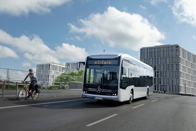 Der vollelektrisch angetriebene Stadtbus Mercedes-Benz eCitaro mit Batterien der neuesten Generation