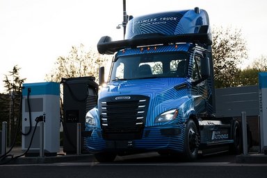 Selbstfahrender batterieelektrischer Lkw: Daimler Truck präsentiert autonomen Freightliner eCascadia Technologieträger