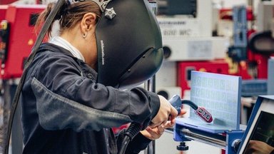 Schulabschluss in der Tasche? Dann aufgepasst: Bewerbungen bei Daimler Truck ab sofort möglich