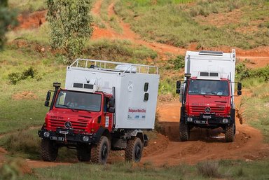 Zwei Unimog U 5000 für neues Hilfsprojekt der DEICHMANN-Stiftung