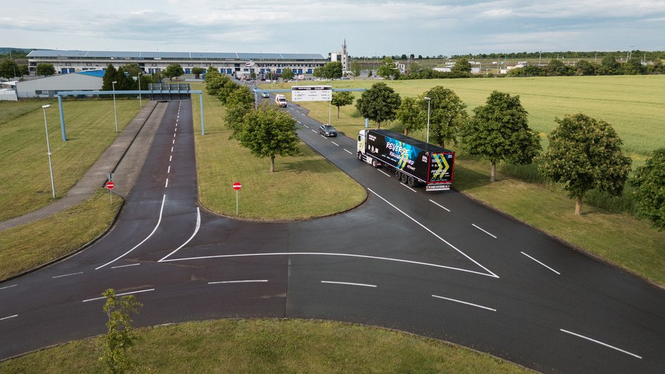 Der eActros 600 fährt rückwärts über öffentliche Straßen kurz vor Halberstadt.