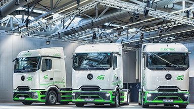 eActros 400 mit mechanischem Nebenantrieb:  Mercedes-Benz Trucks liefert Kippsattelzüge an AVG Köln