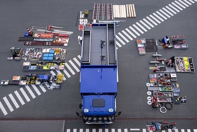 75th Atego on its 75th birthday: Germany-wide handover of equipment trucks to THW in full gear