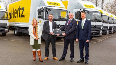 Mercedes-Benz Atego im Einsatz bei der Hertz Autovermietung: 542 Mercedes-Benz Atego mit Her(t)z