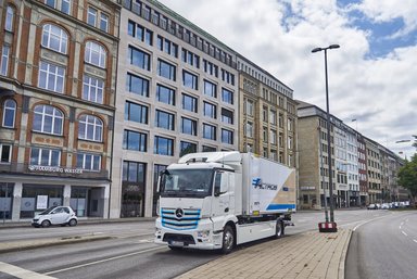 Nagel-Group fährt jetzt in Hamburg elektrisch – gesamte Mercedes-Benz eActros „Innovationsflotte“ im Praxiseinsatz
