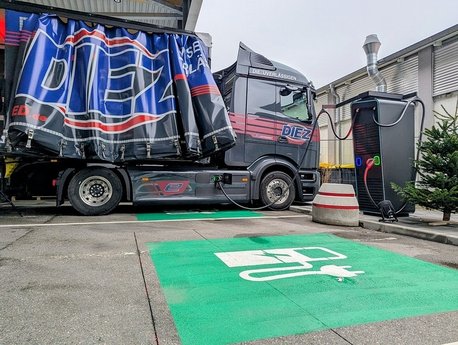 Daimler Truck baut halböffentliches Ladenetzwerk für Lkw auf – erste Pilotkunden erfolgreich gestartet