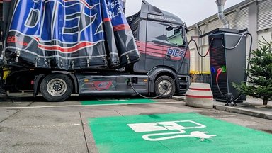 Daimler Truck baut halböffentliches Ladenetzwerk für Lkw auf – erste Pilotkunden erfolgreich gestartet