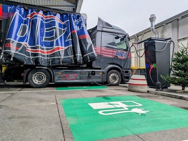 Daimler Truck baut halböffentliches Ladenetzwerk für Lkw auf – erste Pilotkunden erfolgreich gestartet