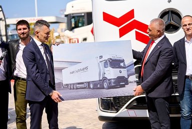 Powerful on the road: Italy's Napolitrans relies on 70 new Mercedes-Benz Actros L ProCabin