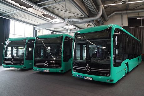 Elektrisch in die Zukunft: Racktours übernimmt erste Mercedes-Benz eCitaro 