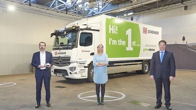 First series-produced Mercedes-Benz eActros handed over to DB Schenker