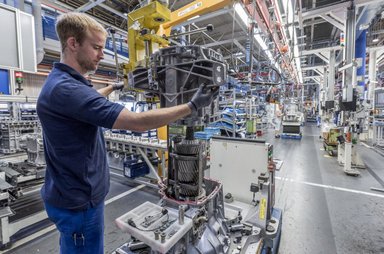 Fertigung von schweren Lkw-Getrieben im Mercedes-Benz Werk Gaggenau (Werkteil Rastatt)