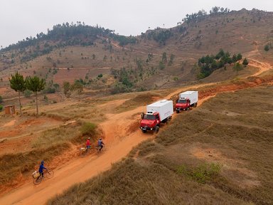Zwei Unimog U 5000 für neues Hilfsprojekt der DEICHMANN-Stiftung