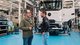 Tobias Wagner und Mitarbeiter von Daimler Truck im Werk