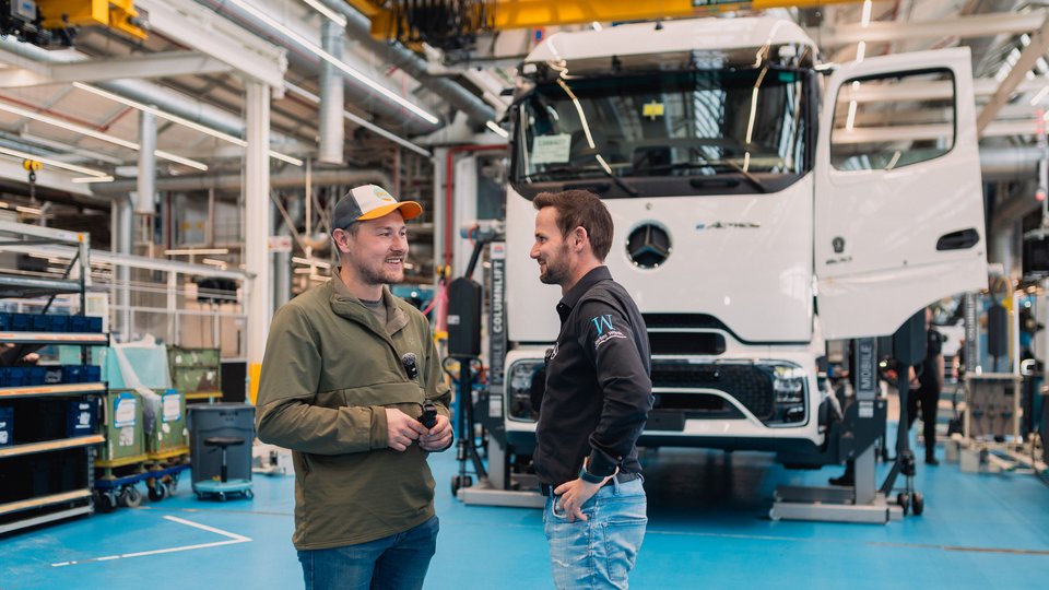 Tobias Wagner and a Daimler Truck employee in the plant