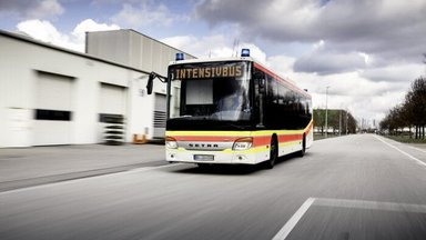 Setra Low Entry wird zum Krankenwagen mit vier Intensivbetten