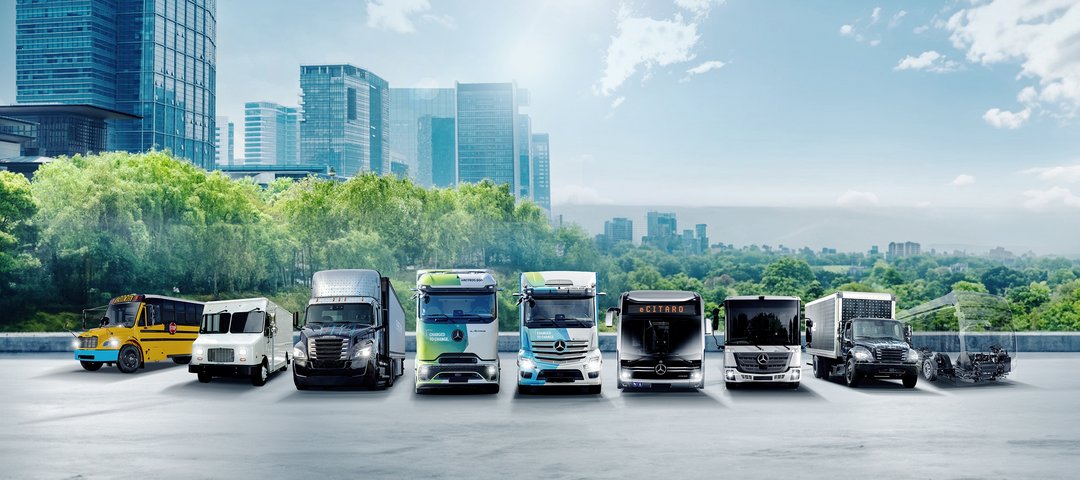 Daimler Truck Family Shot - Range emissionsfreie Fahrzeuge vor Stadtkulisse