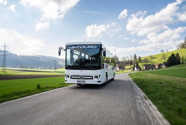 Erste Kunden-Erprobungsfahrt des eIntouro:  mit EUROBUS vollelektrisch zum Europa-Park