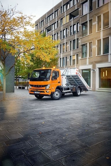 Robust, effizient und batterieelektrisch: Daimler Truck-Tochter FUSO präsentiert auf der bauma 2022 den Next Generation eCanter mit Abrollkipper für die Baubranche