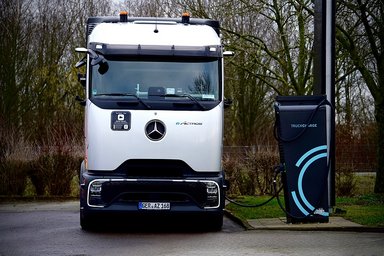 Daimler Truck baut halböffentliches Ladenetzwerk für Lkw auf – erste Pilotkunden erfolgreich gestartet